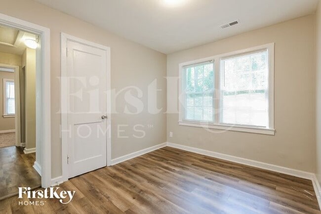 Building Photo - 1854 Oakmont Dr NW