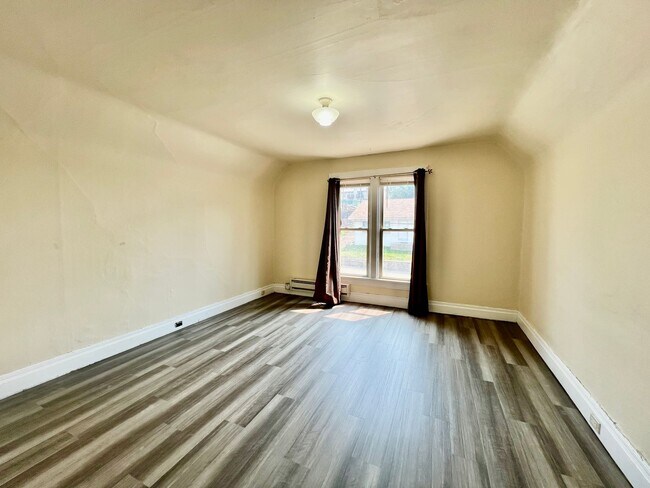 Foto del edificio - 323 Whiteriver Ave