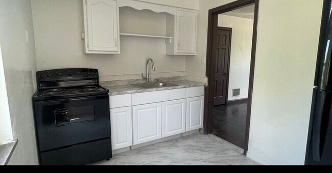 Building Photo - 735 Elberon