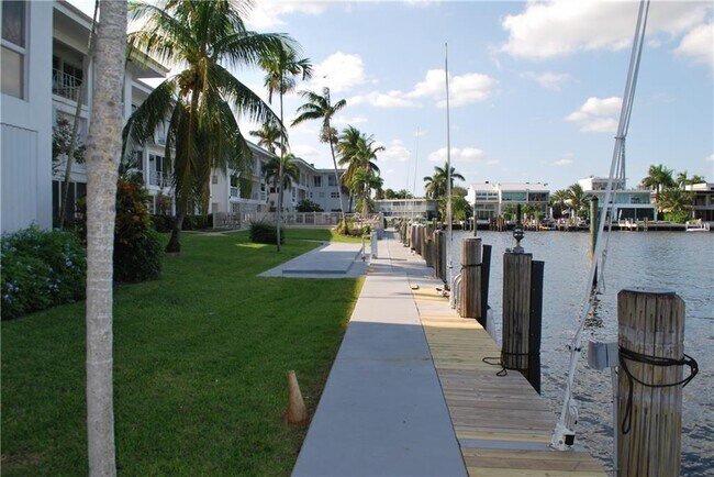 Building Photo - 2727 Yacht Club Blvd