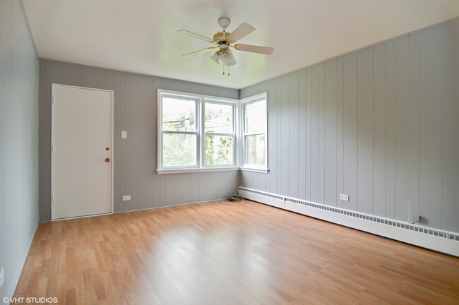 Building Photo - 2943 W Balmoral Ave