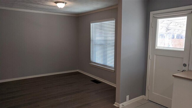 Building Photo - 5016 W Mockingbird Ln