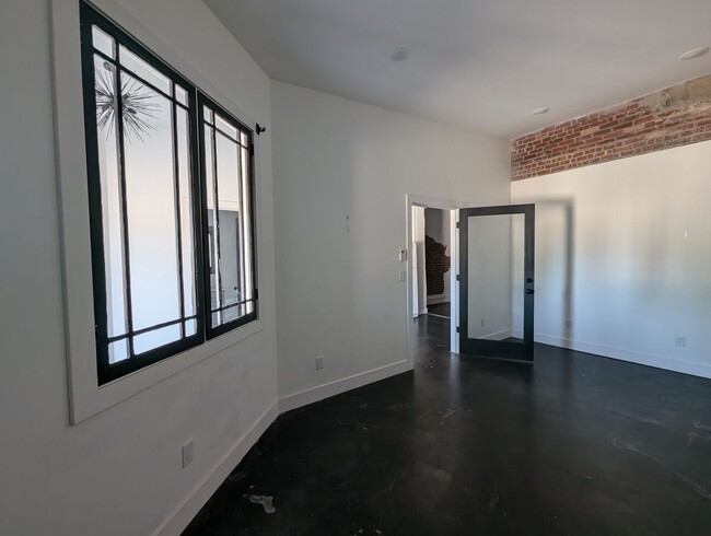 Building Photo - 123 W Moniteau St