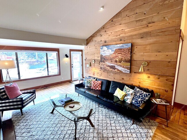 Foto del edificio - *Unfurnished* Charming, updated and walkable west side 3 BR + den/office