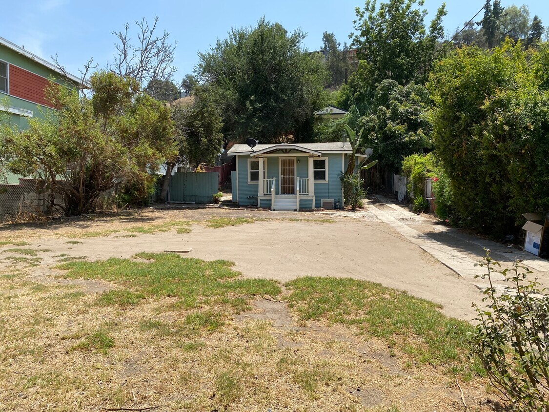 Large Front Yard - 3212 Division St