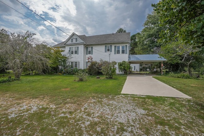 Building Photo - Greenback 37742 - 4 bedroom, 2 full bath &...