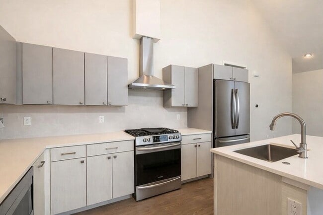 Building Photo - Modern 3 bed / 2.5 bed farmhouse townhome below market rent value