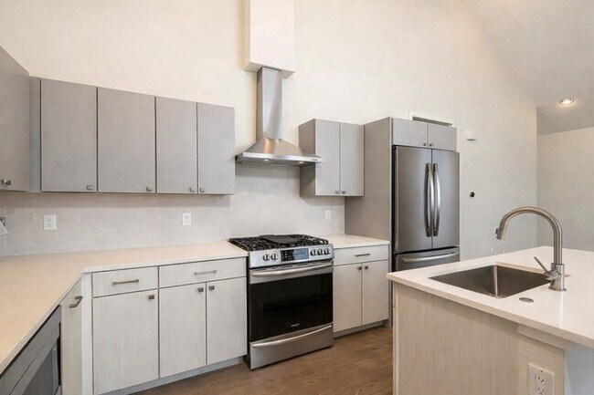 Foto del edificio - Modern 3 bed / 2.5 bed farmhouse townhome below market rent value