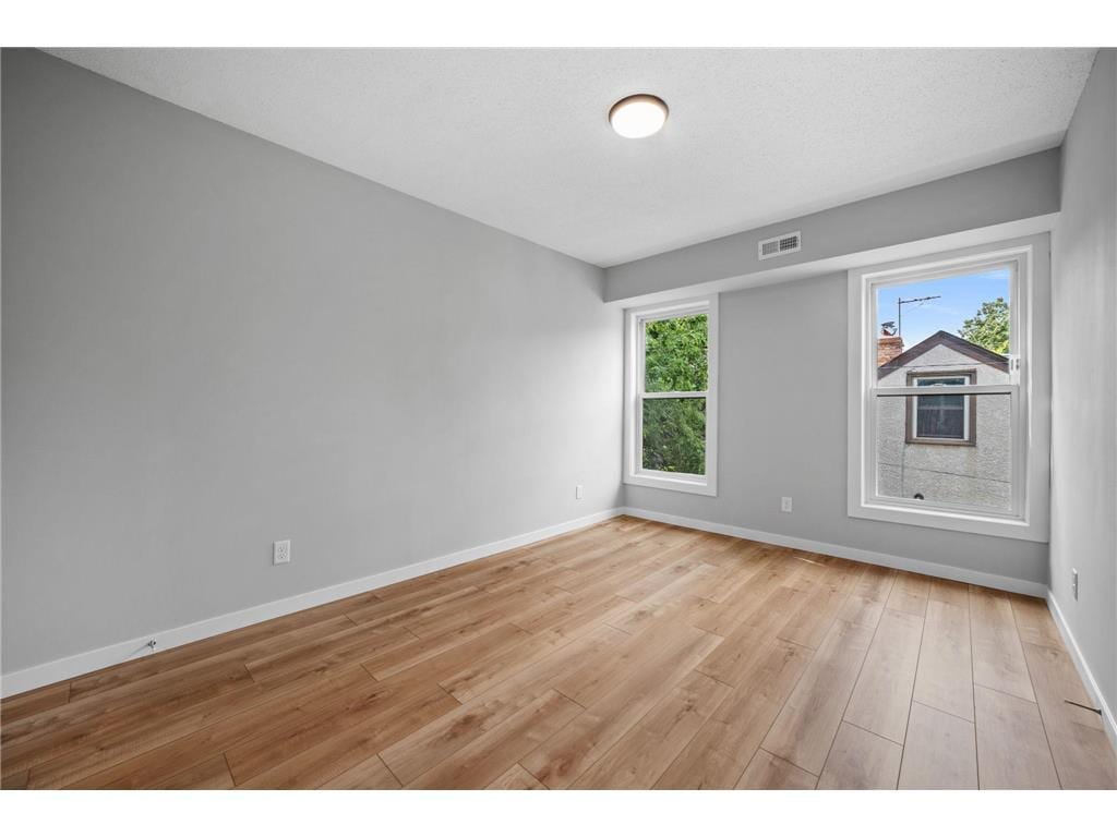 Foto principal - 3379 Brownlow Ave