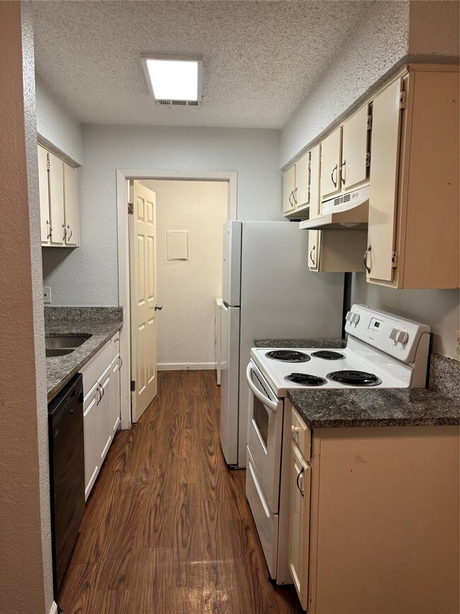 Building Photo - 1210 Southport Dr