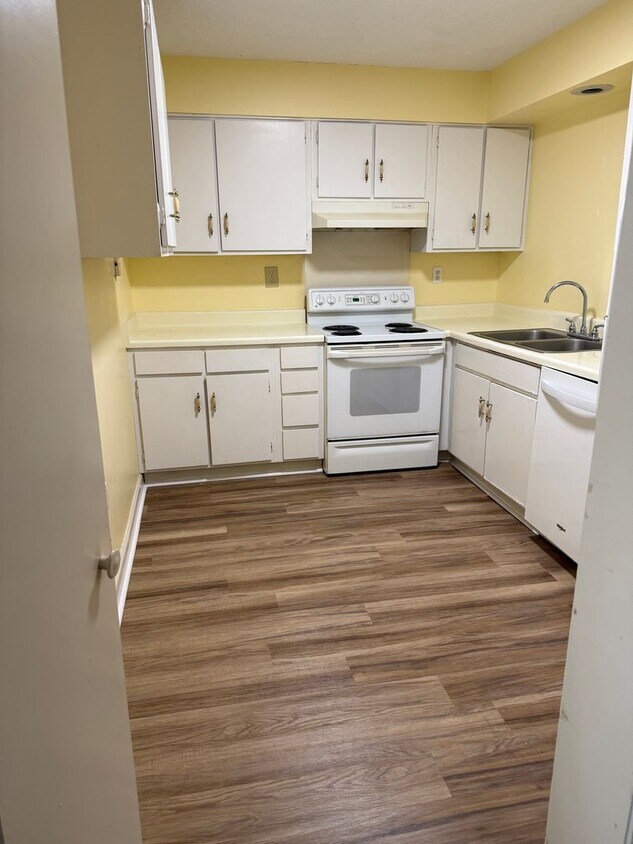Primary Photo - Beautiful Highrise 2 bed 2 bath