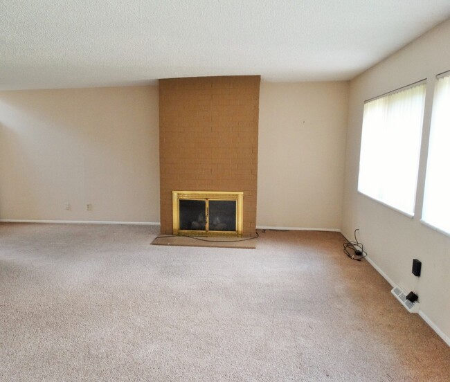 Building Photo - Wonderfull Two Bedroom/Two Bathroom Townhouse