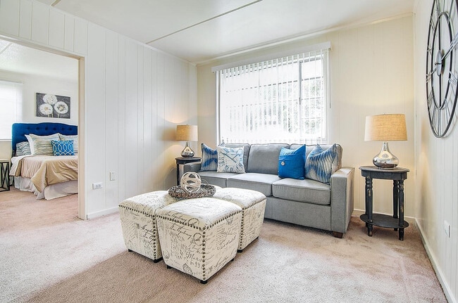 Ventanas de gran tamaño para la sala de estar - Sedgefield Apartments