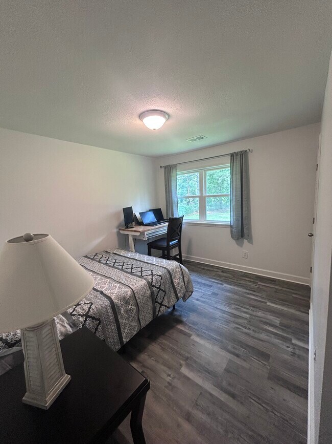 Espacio del dormitorio 1: el dormitorio más pequeño. - 1223 Poplar Ave