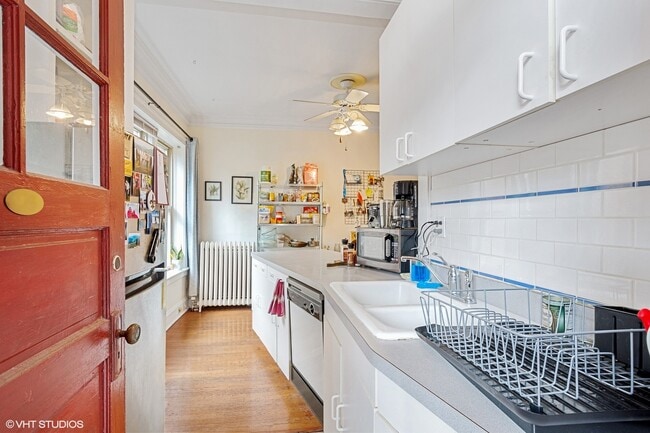 Building Photo - 451 W St James Pl