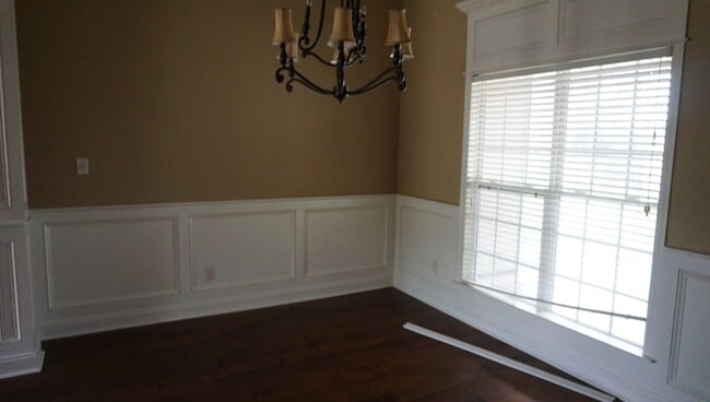 Building Photo - Beautiful three bedroom two bath in the Co...