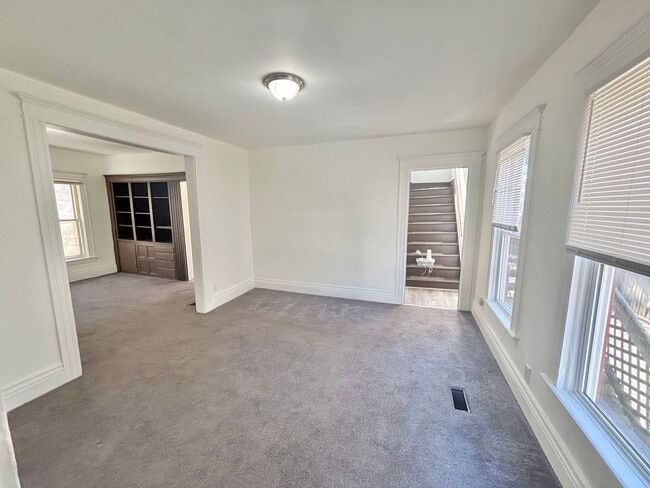 Building Photo - Spacious 5 Bedroom 2 Full Bath House | Front Porch | Back Yard | Off Street Parking | in-Unit Lau...