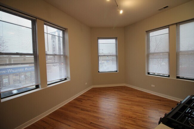Foto del edificio - 4208 N Milwaukee Ave