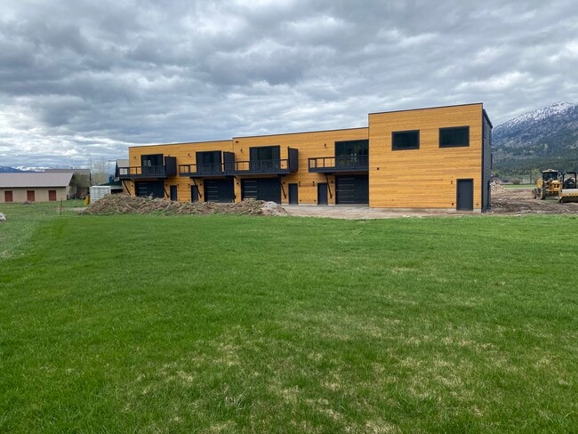 Building Photo - 334 Meadows Dr