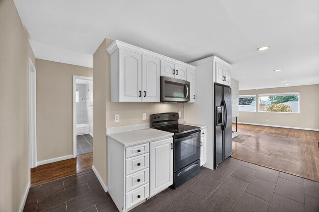 Building Photo - Top floor Duplex in Kent.  4 beds 2 bath with Very large fenced yard and 2 car garage. RENT $3295...