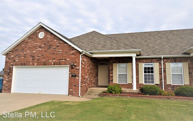 Building Photo - 1012 S Gate Cir