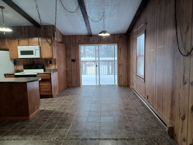 Building Photo - Country home