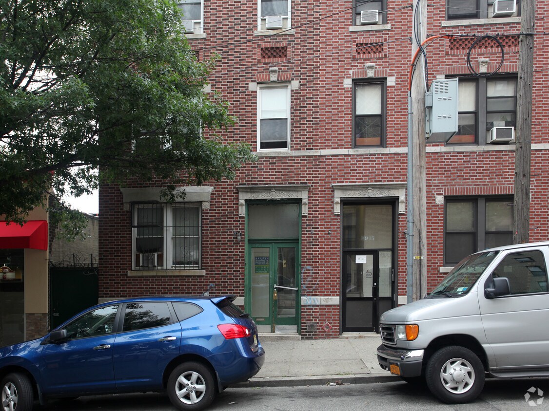 Building Photo - 39-11 65 Pl