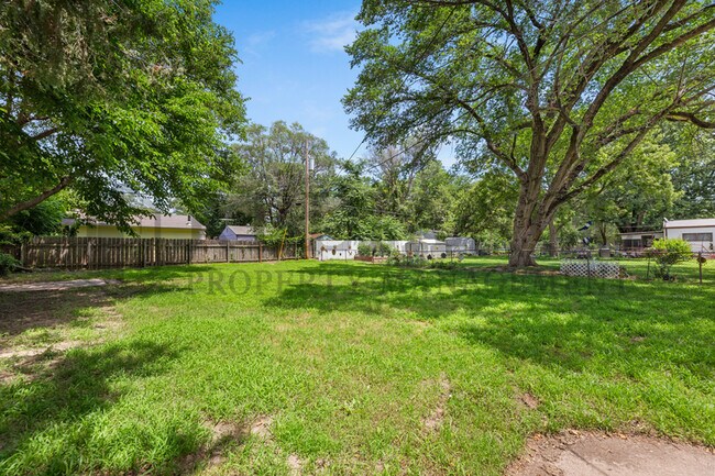 Building Photo - 1126 E Crowley St