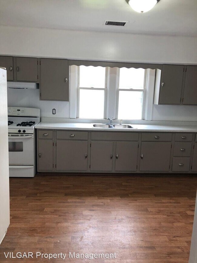 Building Photo - 2426 Schrage Ave