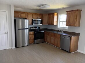 Building Photo - 290 Creekwood Ave