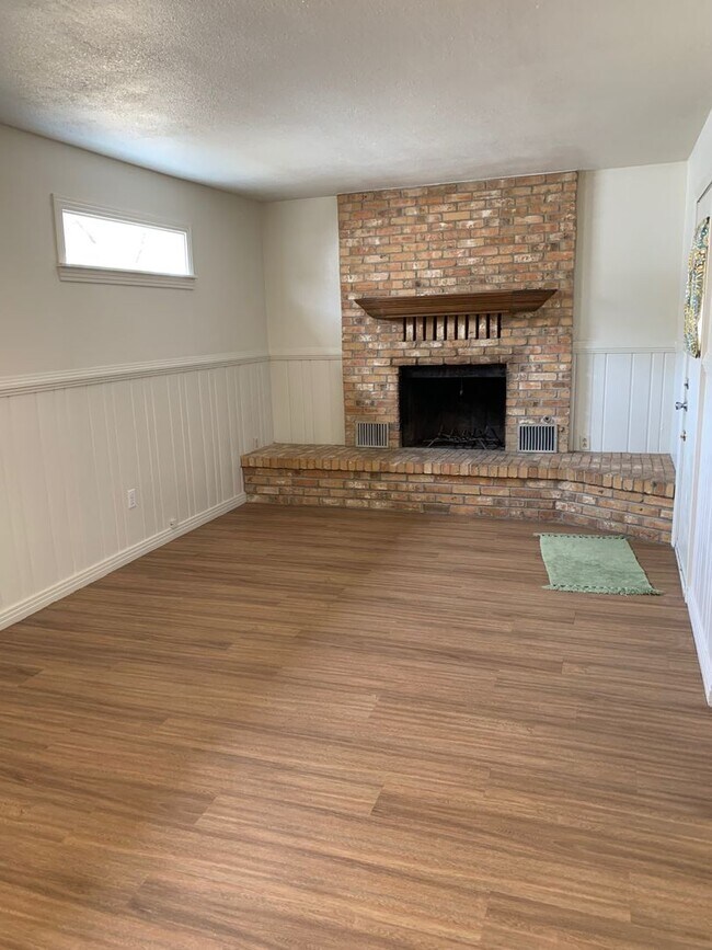 Building Photo - Available Now! 3/2 in central Lubbock!