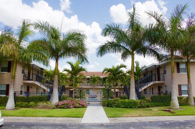Building Photo - 2102 Alamanda Dr