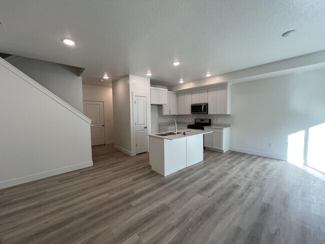 Building Photo - 886 N 1150 E