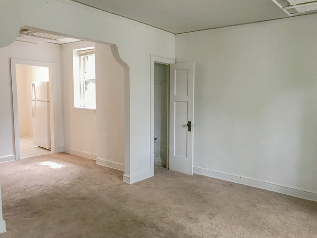 Building Photo - 2562 Prospect/Move-in Special
