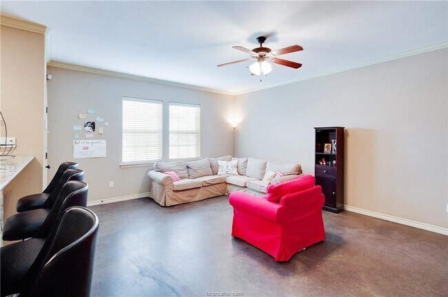 Foto del edificio - 4 bedroom / 4 bath / 2-story in the Barrac...
