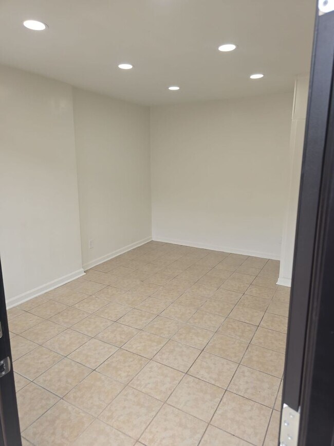 Foto del edificio - 2 Bedroom 1 bath off of Meeting st closed to the River District