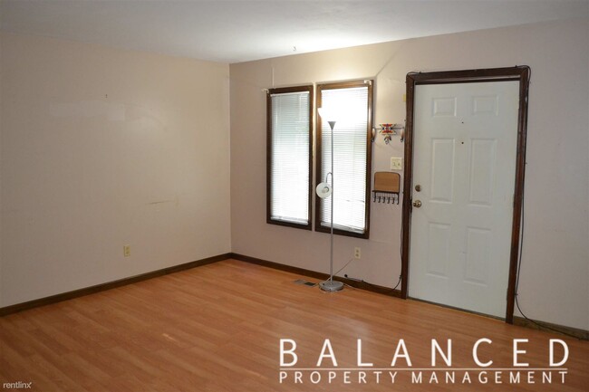 Building Photo - 2 br, 1 bath Duplex - 1327 SW Washburn Ave