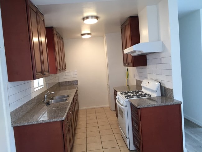 Building Photo - 13803 Cerise Ave