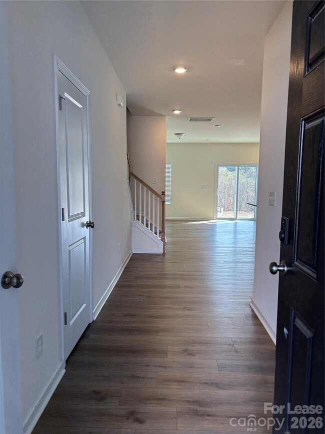 Foto del edificio - 5211 Maynard Hl Dr