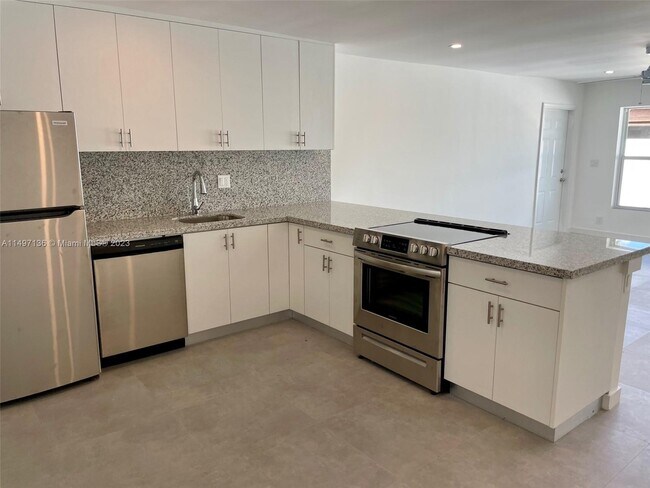Foto del edificio - 5719 NW 28th St
