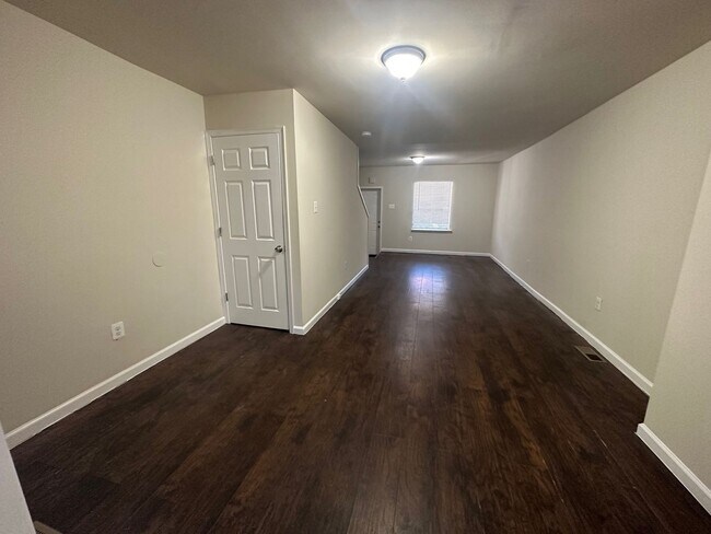 Building Photo - 3 BED 1 BATH HOME FOR RENT.