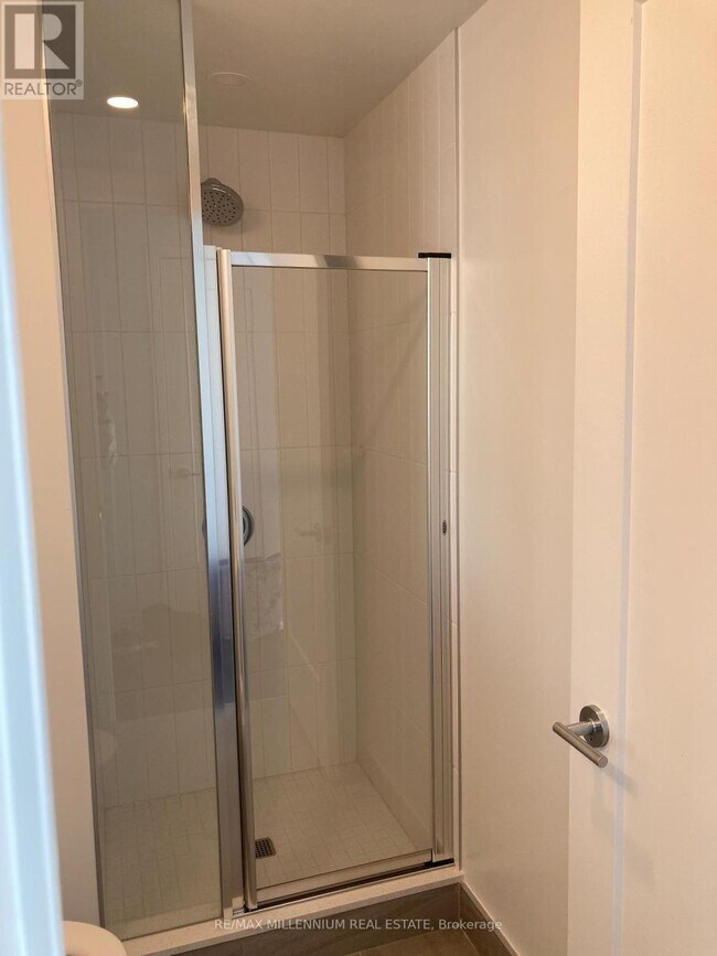 Photo du bâtiment - 801 The Queensway