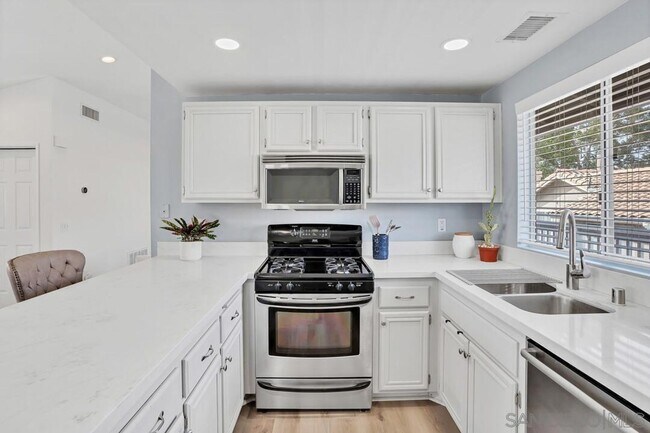 Foto del edificio - Charming 3 bed and 2 bath, top-floor townh...