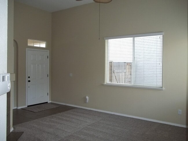 Foto del edificio - 2-Story home located in the gated communit...