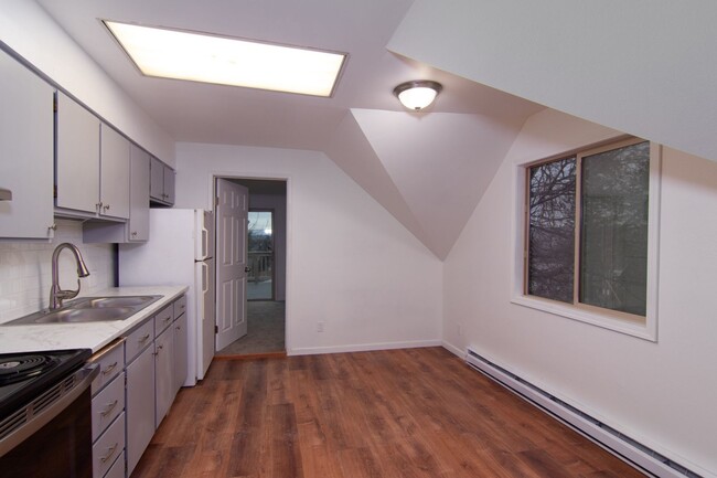 Building Photo - 917 E 8th Ave