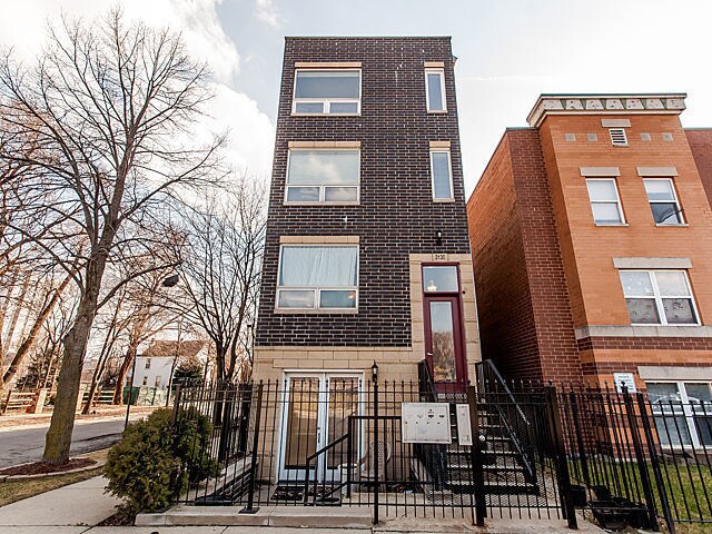 Building Photo - 2135 W Adams St