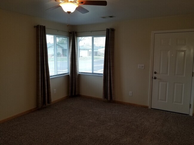 Foto del edificio - GREAT LOOKING 2BD / 1BTH DUPLEX W/ SPACIOUS BACKYARD!