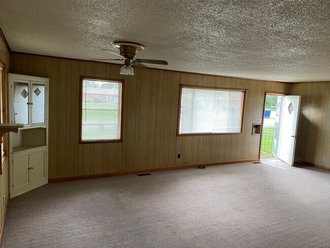 Building Photo - come look at this 3 bedroom 1 bathroom home