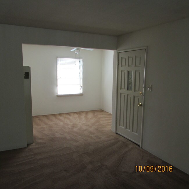 Amplia sala de estar - 1157 E Carson St