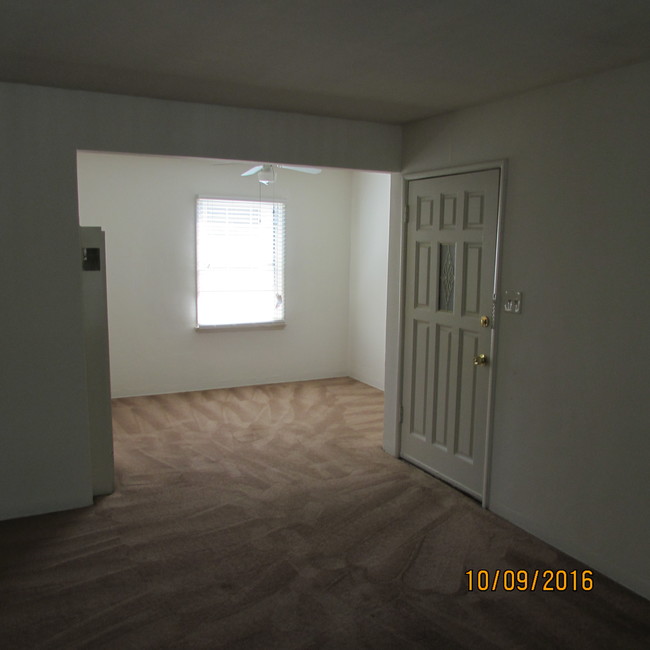 Spacious living area - 1157 E Carson St